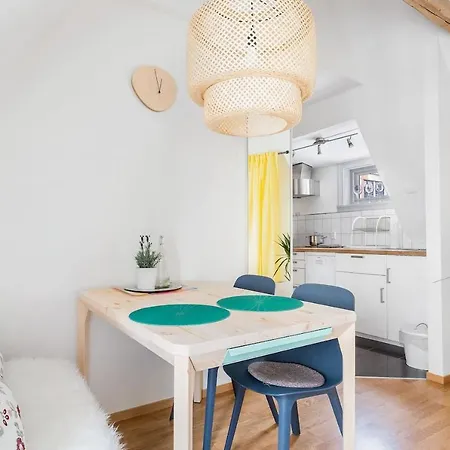 Daire Top Floor In Vibrant Location. Sg6 *